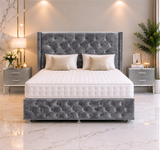 Lit ottoman à oreilles Chesterfield June avec pied de lit et tête de lit sur pied