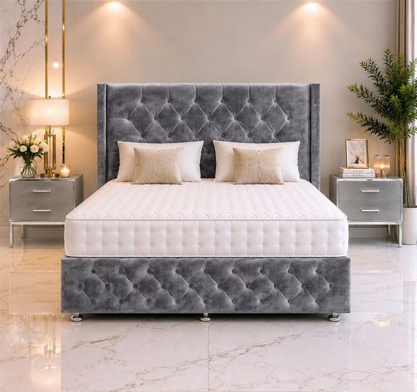 Lit ottoman à oreilles Chesterfield June avec pied de lit et tête de lit sur pied
