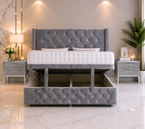 Lit ottoman à oreilles Chesterfield June avec pied de lit et tête de lit sur pied