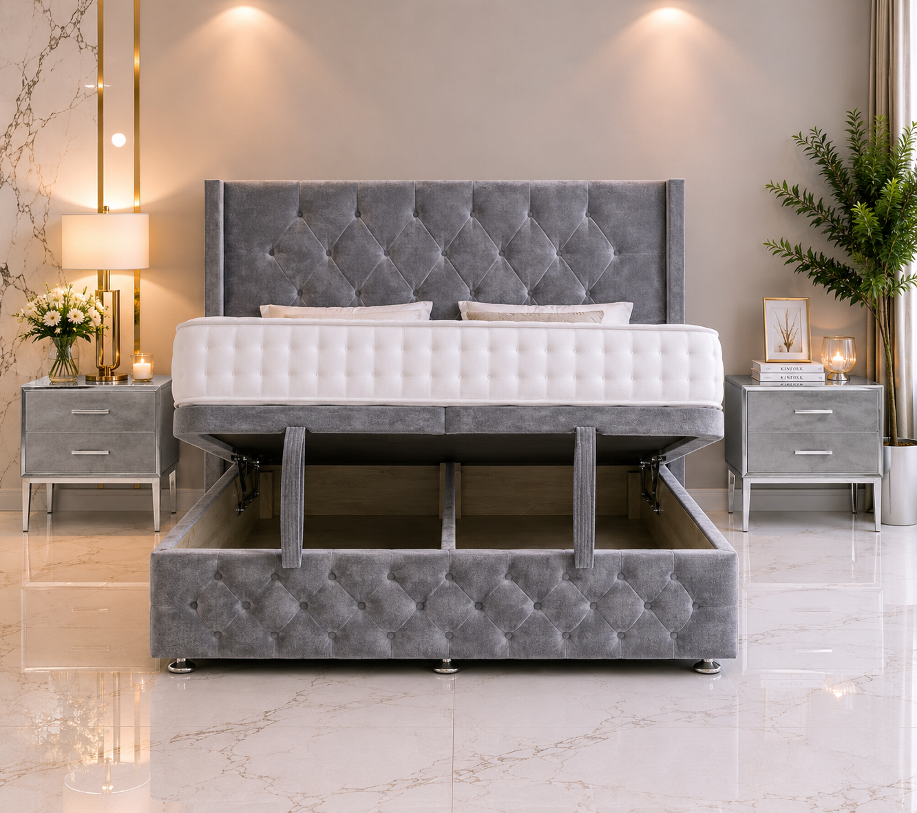 Lit ottoman à oreilles Chesterfield June avec pied de lit et tête de lit sur pied
