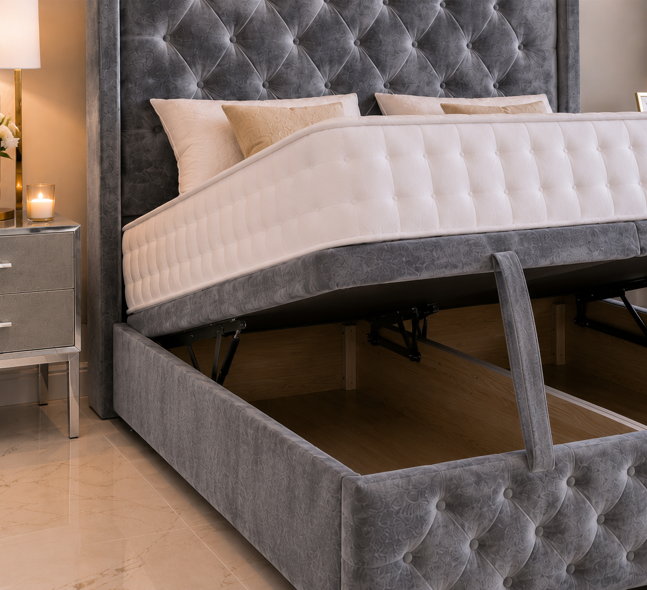 Lit ottoman à oreilles Chesterfield June avec pied de lit et tête de lit sur pied